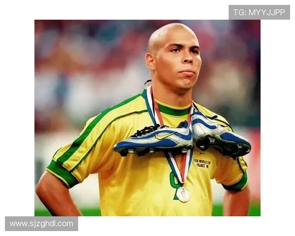 足球明星雕像背后的故事与传奇人物揭晓