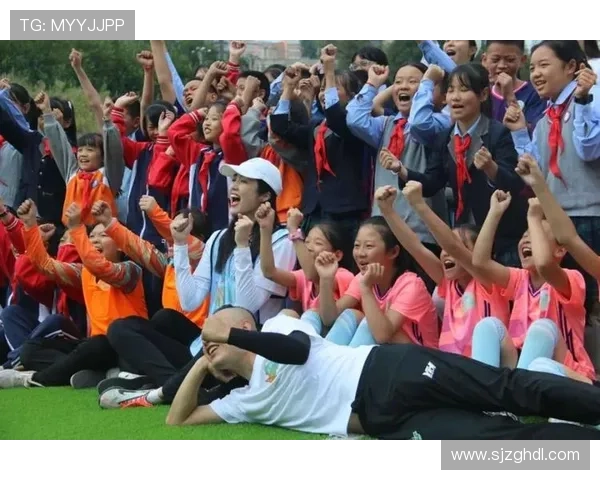 退役足球明星们的生活点滴合照展现友谊与激情的延续 退役足球明星们的生活点滴合照展现友谊与激情的延续