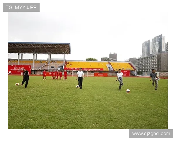 香港足球明星队精彩瞬间展现团结与拼搏精神的完美时刻 香港足球明星队精彩瞬间展现团结与拼搏精神的完美时刻