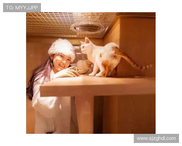 足球明星与记者女友亲密互动引发热议网友纷纷围观评论不断