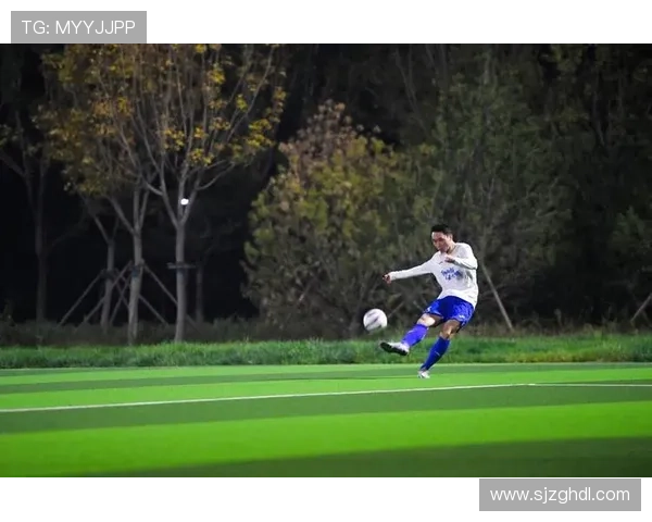 足球明星精彩射门慢动作回放解析让你领略技术与力量的完美结合