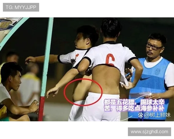 足球明星在比赛中倒地后奋力起身的精彩瞬间展现了他们不屈不挠的竞技精神