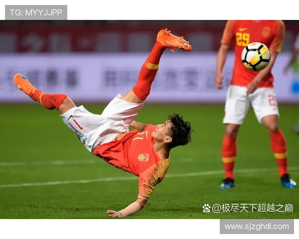 足球明星挑战极限踢木板赛场展现惊人技巧与力量的精彩瞬间 足球明星挑战极限踢木板赛场展现惊人技巧与力量的精彩瞬间