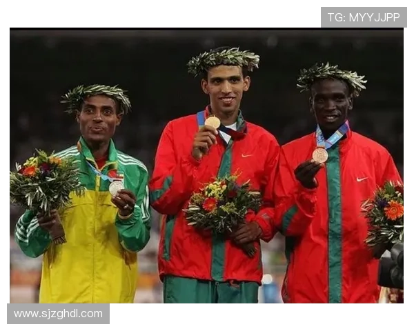 抱手的足球明星背后的故事与荣耀之路